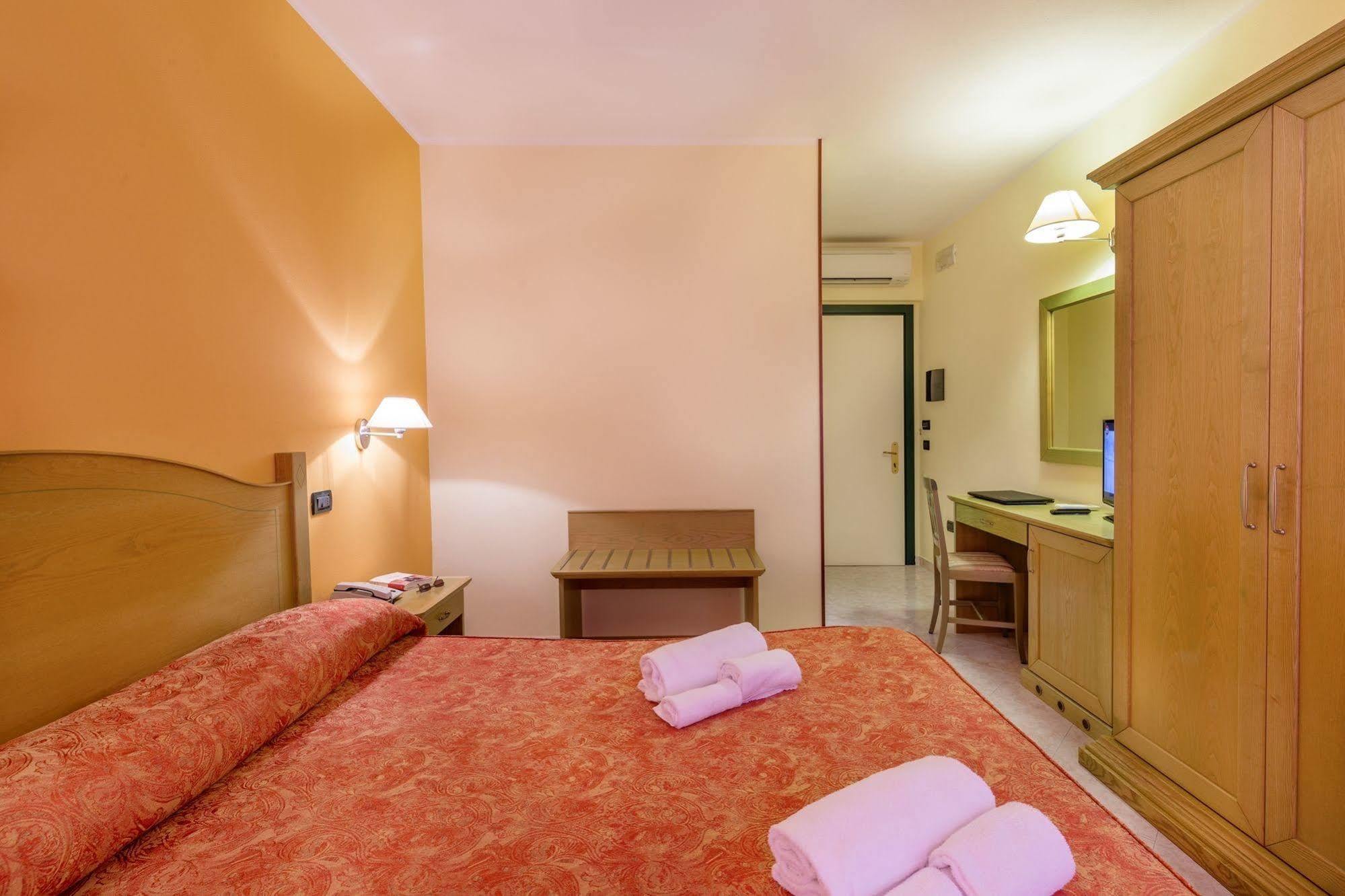 Hotel Rosa Dei Venti Castelsardo Buitenkant foto